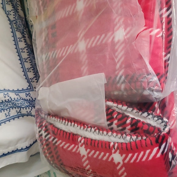 Victoria Secret throw with sherpa NWT still in packaging - Picture 3 of 3